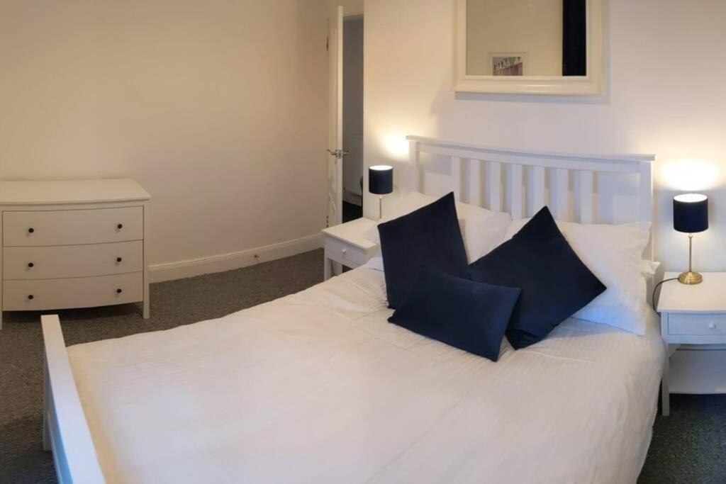 Glenfinnan - Two Bedroom Apartment ダンファームリン エクステリア 写真