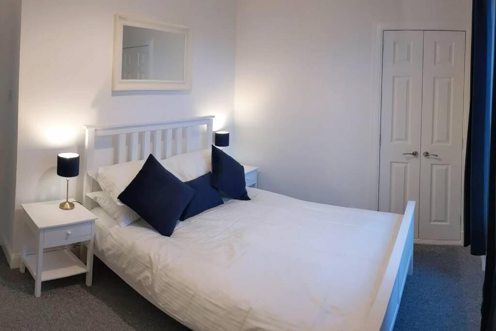 Glenfinnan - Two Bedroom Apartment ダンファームリン エクステリア 写真