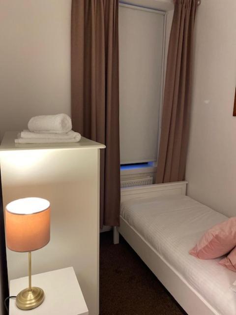 Glenfinnan - Two Bedroom Apartment ダンファームリン エクステリア 写真